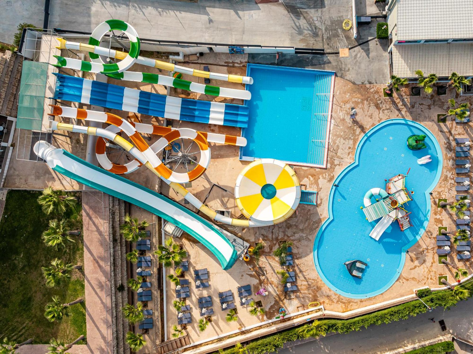 Caretta Paradise & Waterpark Tragaki
