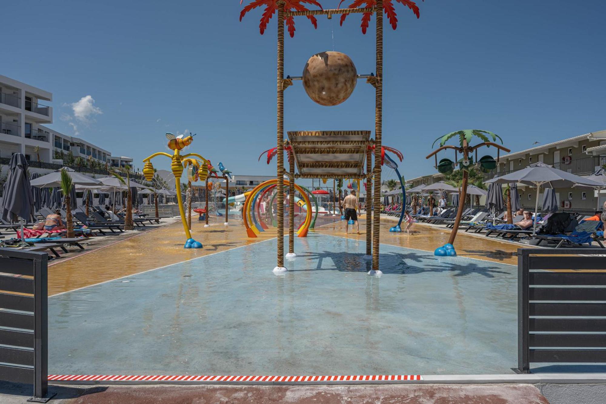 Caretta Paradise & Waterpark Tragaki