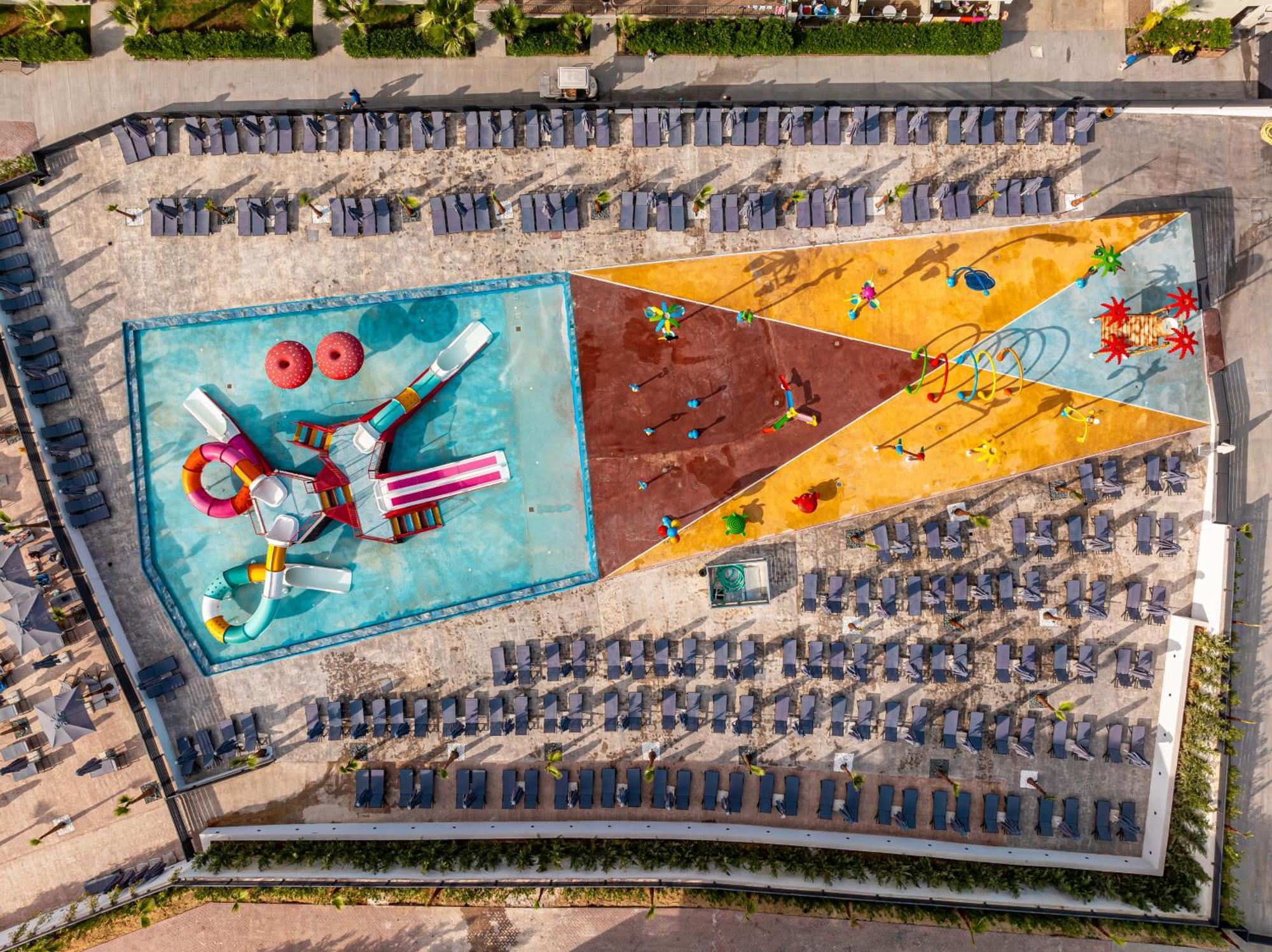Caretta Paradise & Waterpark 4* Tragaki