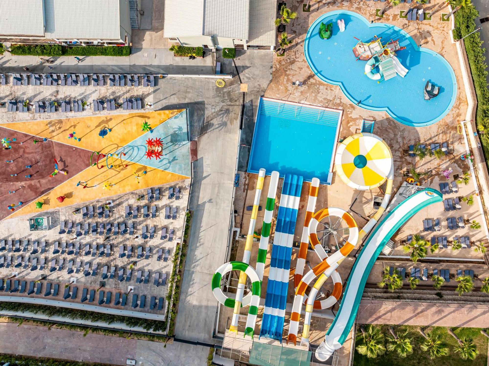 Caretta Paradise & Waterpark Hotel