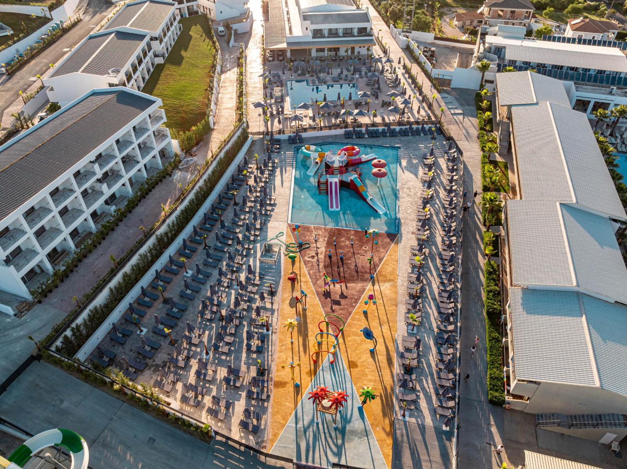 Caretta Paradise & Waterpark Hotel 4*