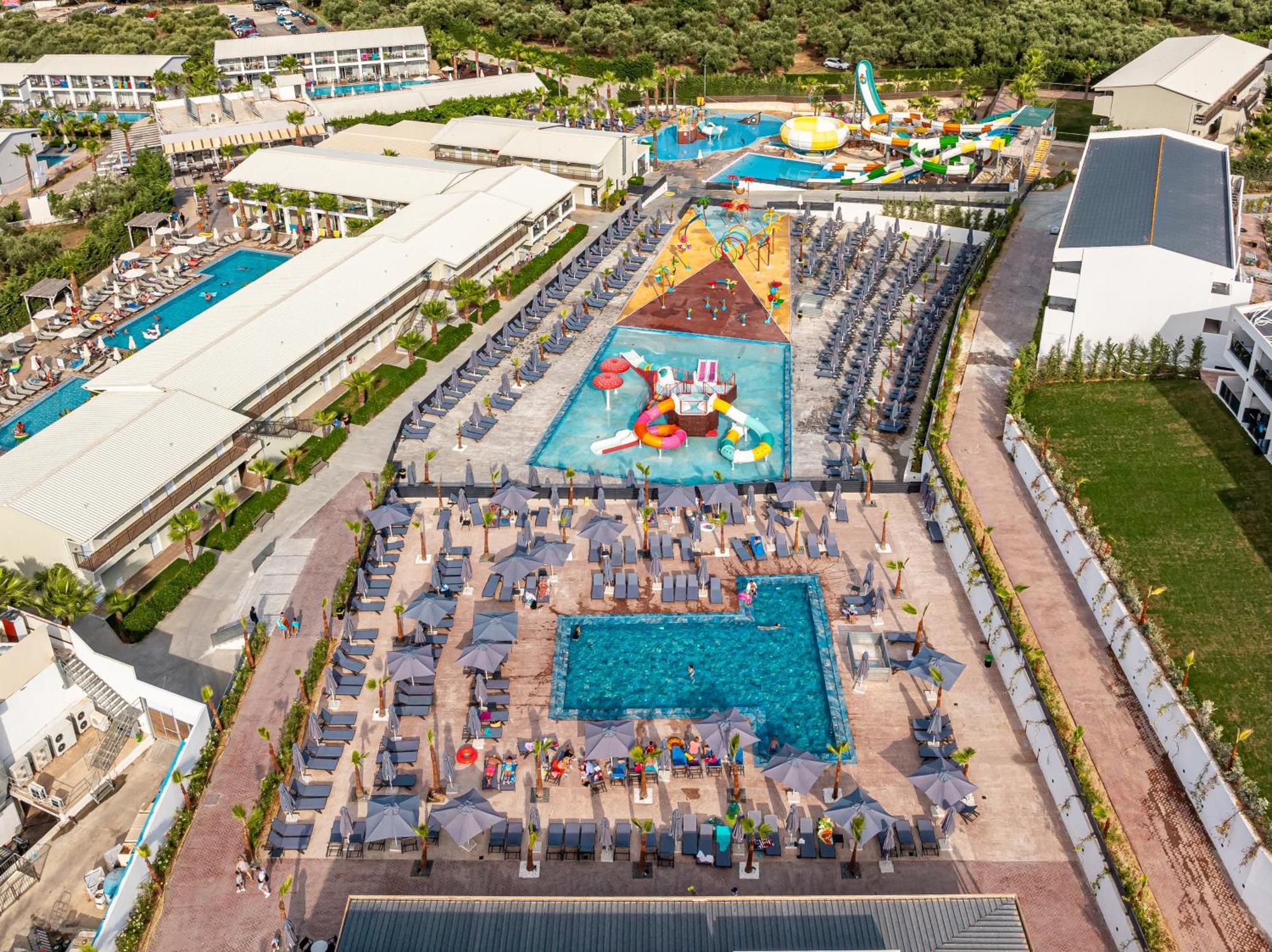 Caretta Paradise & Waterpark 4* Tragaki